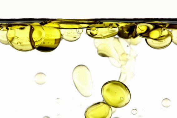 Tinh dầu có hòa tan trong nước hoặc cồn không?